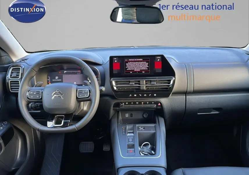 Intérieur du Citroën C5 Aircross 1.5 BlueHDi 130 en vue frontale, tableau de bord et volant noir cuir visibles.