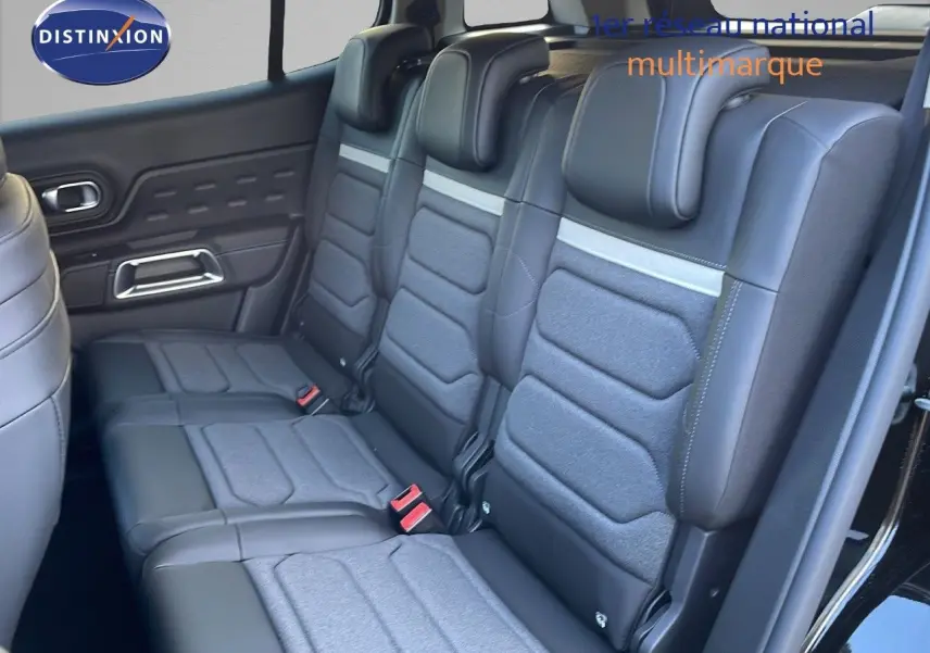 Banquette arrière en cuir noir et tissu gris vue côté droit dans un Citroën C5 Aircross noir Perla Metal.
