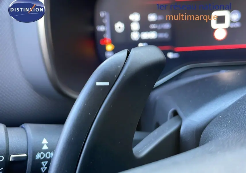 Gros plan sur la palette de changement de vitesse côté droit du volant d’un Citroën C5 Aircross noir Perla Metal.