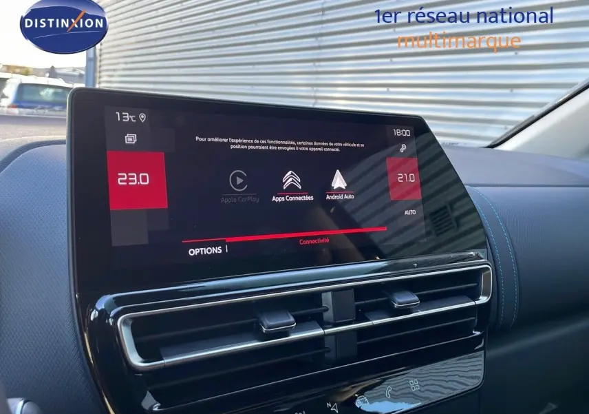 Vue rapprochée de l'écran tactile et de la console centrale du Citroën C5 Aircross noir Perla Metal.