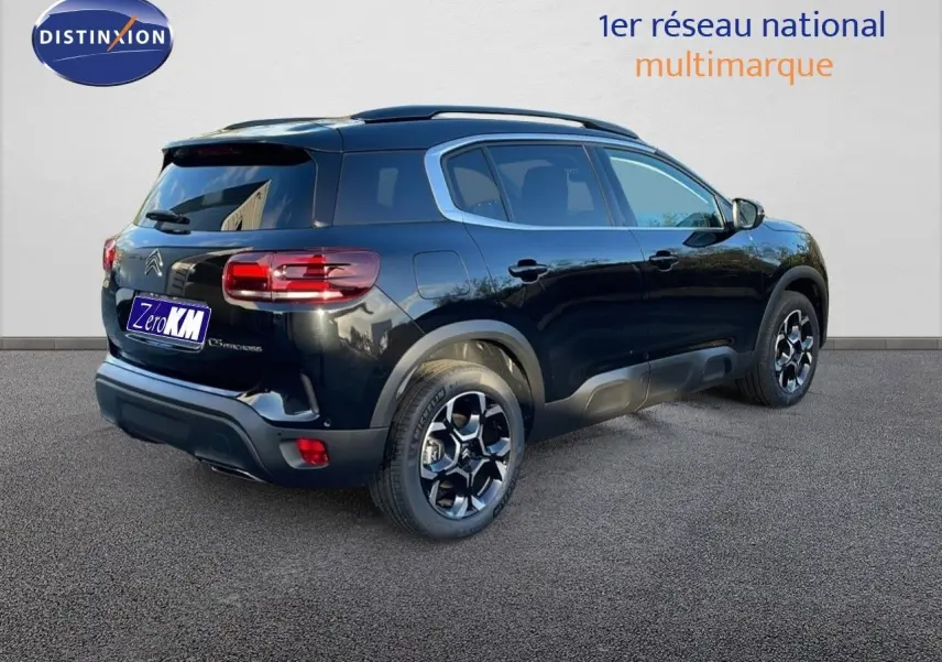 Vue 3/4 arrière droite du Citroën C5 Aircross noir Perla Metal avec jantes alliage et toit panoramique.