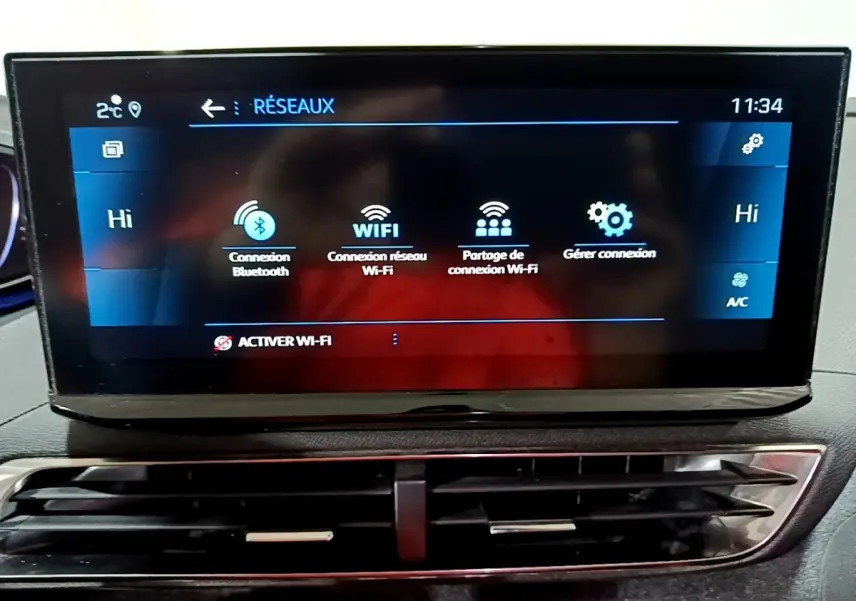 Écran tactile central affichant les options Wi-Fi dans l’habitacle d’un Peugeot 3008 noir, vue de face.