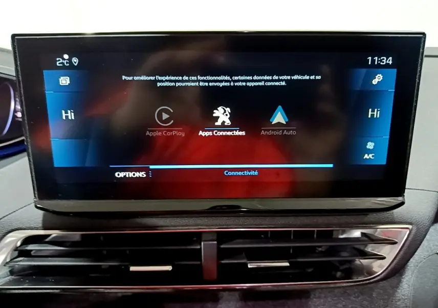 Écran tactile central du tableau de bord du Peugeot 3008 noir, affichant Apple CarPlay et Android Auto.