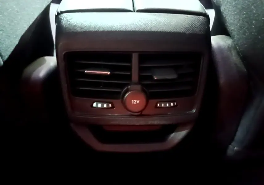 Gros plan sur la prise 12V et les aérateurs arrière noirs du Peugeot 3008 BlueHDi 130 Allure Pack 2022.