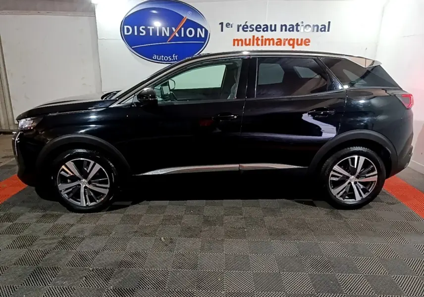 Vue de profil côté gauche d’un Peugeot 3008 noir 2022, avec jantes alliage et détails chromés sur les bas de caisse.