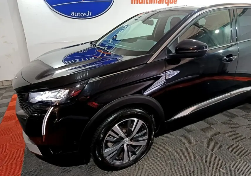 Peugeot 3008 noir vue 3/4 avant droit, avec feux LED et jantes alliage distinctives.