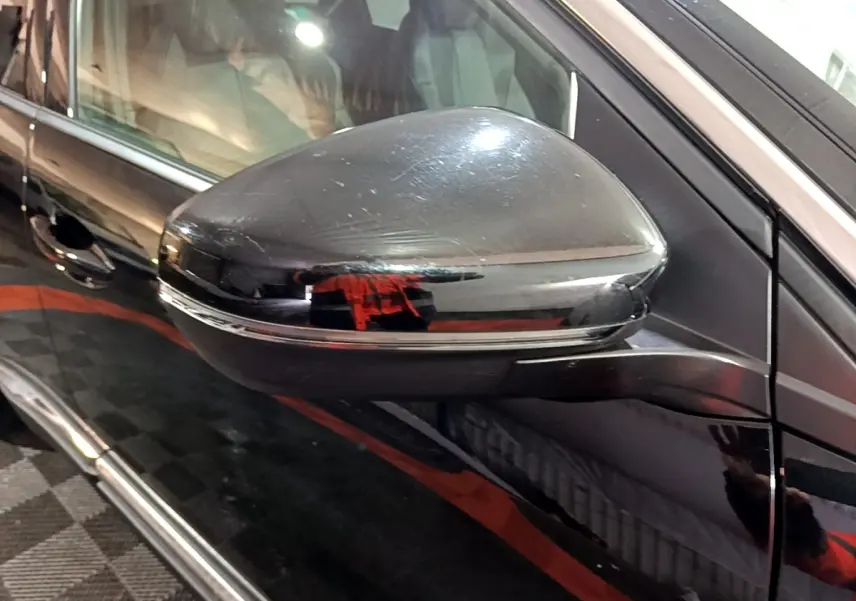 Rétroviseur droit noir brillant du Peugeot 3008 2022 avec clignotant intégré, vue rapprochée côté conducteur.