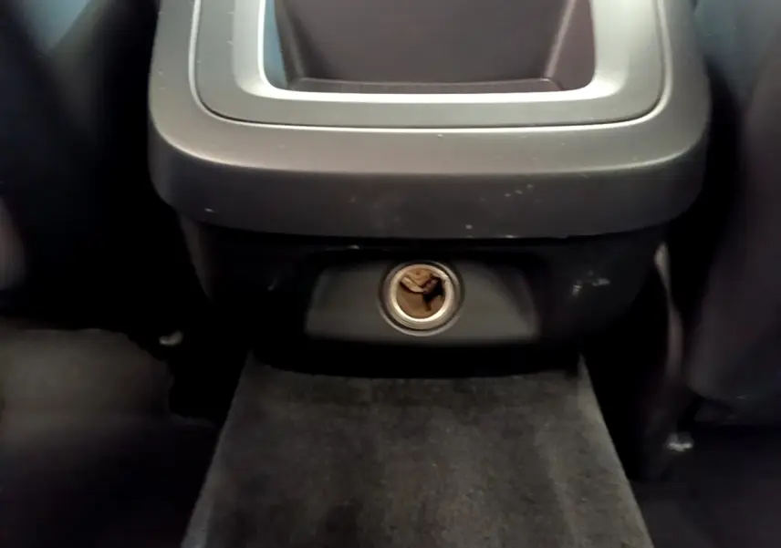 Prise 12V arrière sous la console centrale, intérieur noir du Volvo V60 D3 AdBlue 2020.