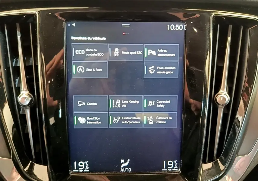 Écran tactile central affichant les options d’aide à la conduite dans un Volvo V60 noir de 2020.