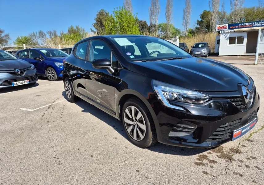 Renault Clio V TCe 90 noir vue 3/4 avant droit, avec phares LED et jantes alliage, stationnée en extérieur.