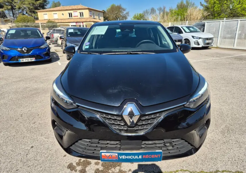 Vue avant d'une Renault Clio V TCe 90 Équilibre noire 2022, avec calandre et logo Renault bien visibles.
