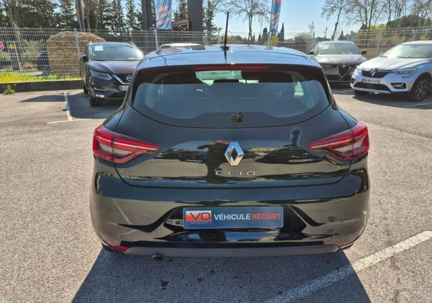 Vue arrière d'une Renault Clio noire 2022, avec feux arrière allongés et plaque "Véhicule récent" visible.