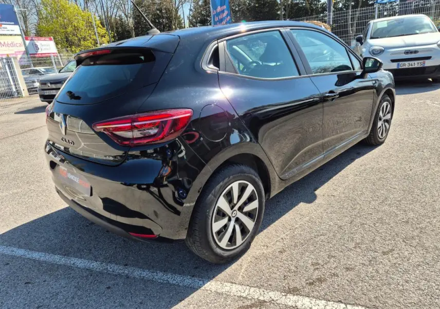 Vue 3/4 arrière droite d'une Renault Clio noire 2022 avec jantes alliage et feux arrière LED distinctifs.