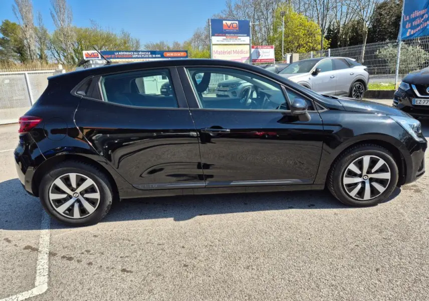 Profil côté gauche d'une Renault Clio V TCe 90 Équilibre noire de 2022, avec jantes alliage et vitres légèrement teintées.