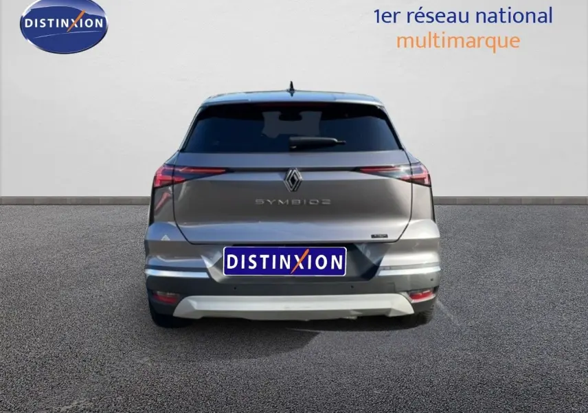 Vue arrière d'une Renault Symbioz gris cassiopée métal 2025 avec feux LED fins et lunette arrière teintée.