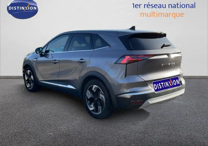 Renault Symbioz gris cassiopée métal en 3/4 arrière droit, SUV hybride avec feux arrière LED distinctifs.