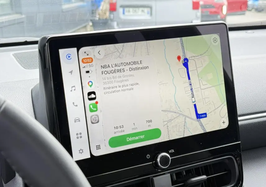 Vue intérieure centrée sur l’écran tactile 10,5 pouces du Toyota Yaris Cross gris Atlas, affichant la navigation connectée.