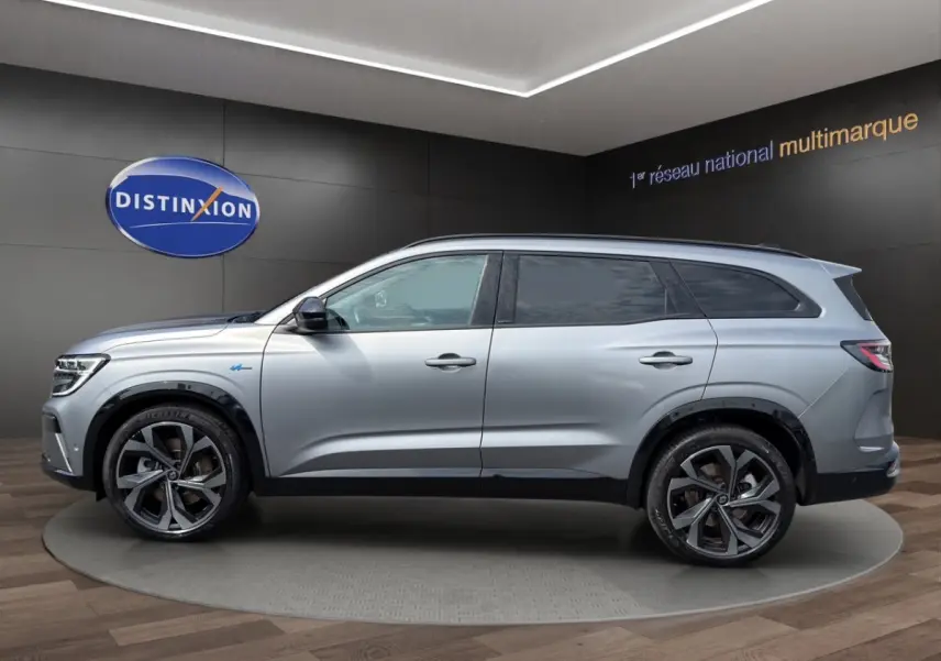 Profil côté gauche du Renault Espace gris foncé esprit Alpine E-Tech 2024 avec jantes noires et détails bleus hybrides.