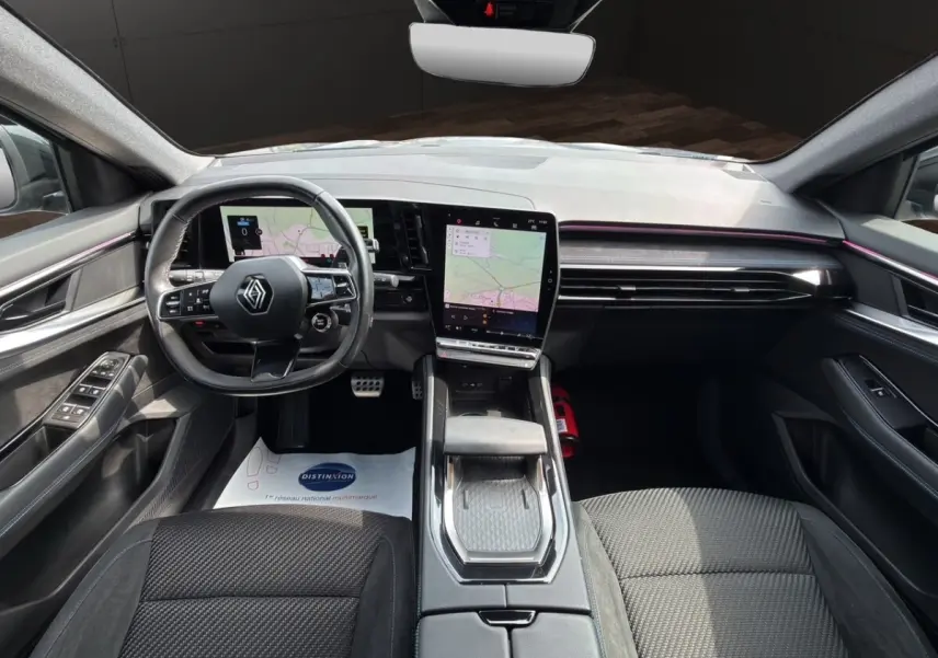 Vue intérieure avant du Renault Espace gris foncé 2024, avec tableau de bord numérique et grand écran tactile central.