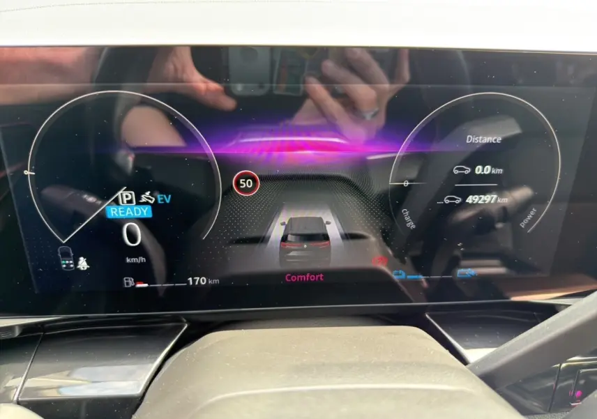 Combiné d'instruments numérique du Renault Espace gris foncé, affichage multifonctions avec vue centrale du véhicule.
