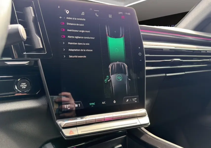 Vue rapprochée de l’écran tactile central et du bouton démarrage du tableau de bord du Renault Espace gris foncé 2024 esprit Alpine E-Tech.