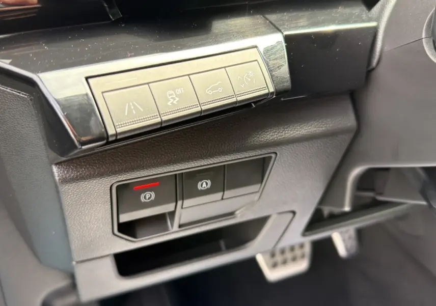 Gros plan sur les commandes de sécurité et assistance au conducteur dans l'habitacle noir du Renault Espace 2024 esprit Alpine E-Tech.