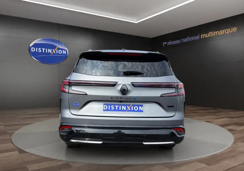 Vue arrière d'un Renault Espace gris foncé esprit Alpine E-Tech 2024 avec feux LED et logo distinctif au centre.