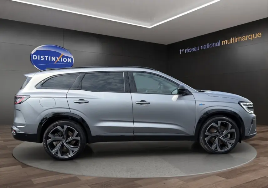 Vue de profil côté gauche d'un Renault Espace gris foncé esprit Alpine E-Tech hybride avec jantes noires distinctives.