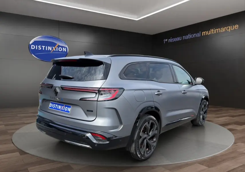 Vue 3/4 arrière droite du Renault Espace gris foncé esprit Alpine E-Tech avec feux arrière LED et jantes noires.