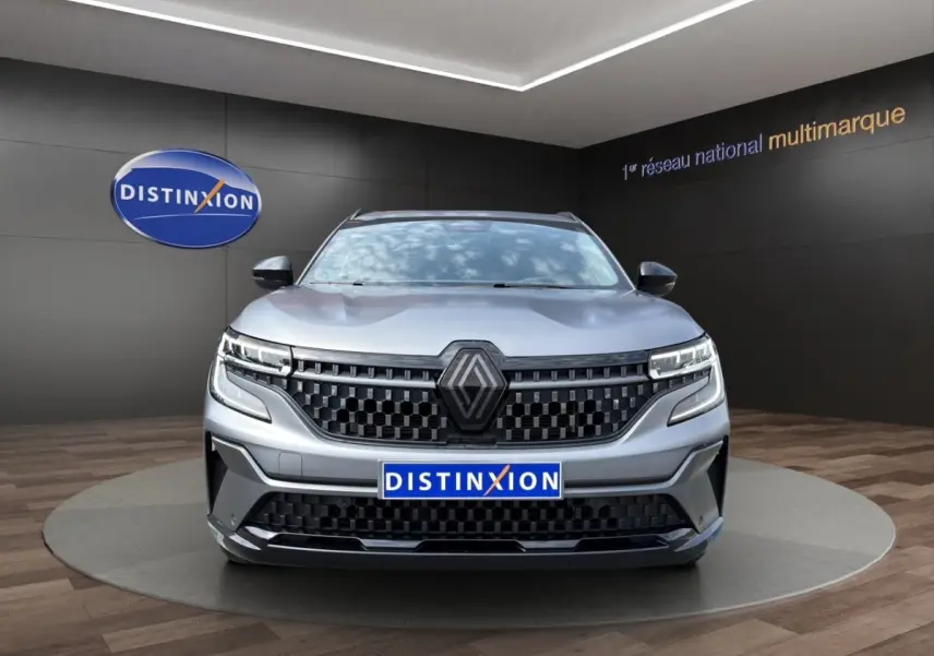 Vue frontale d'un Renault Espace gris foncé esprit Alpine avec calandre noire et phares LED distinctifs.