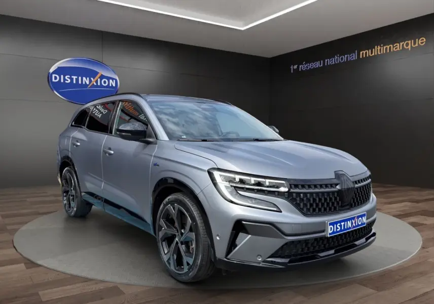 Renault Espace esprit Alpine E-Tech gris foncé en 3/4 avant droit avec calandre noire et jantes sport