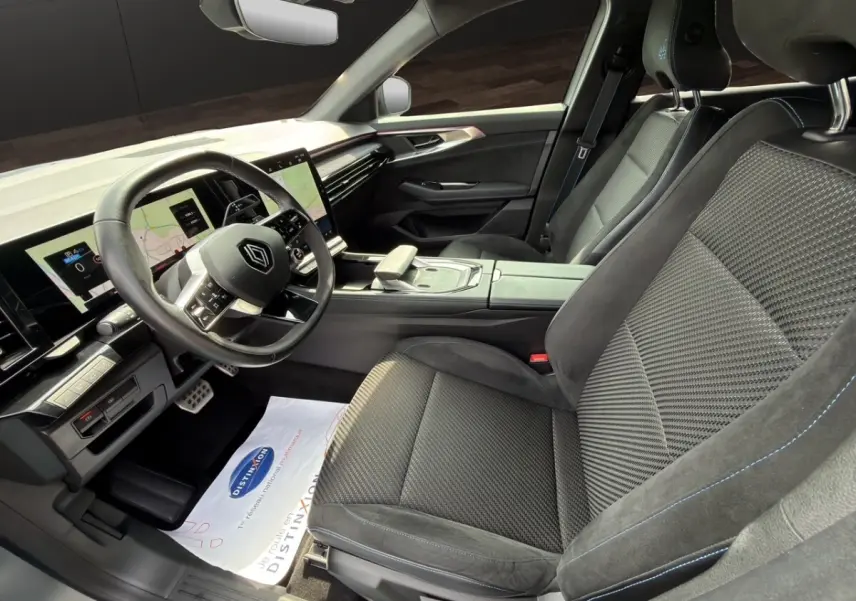 Intérieur avant droit du Renault Espace Esprit Alpine 2024, sièges noirs avec surpiqûres bleues et tableau de bord digital.