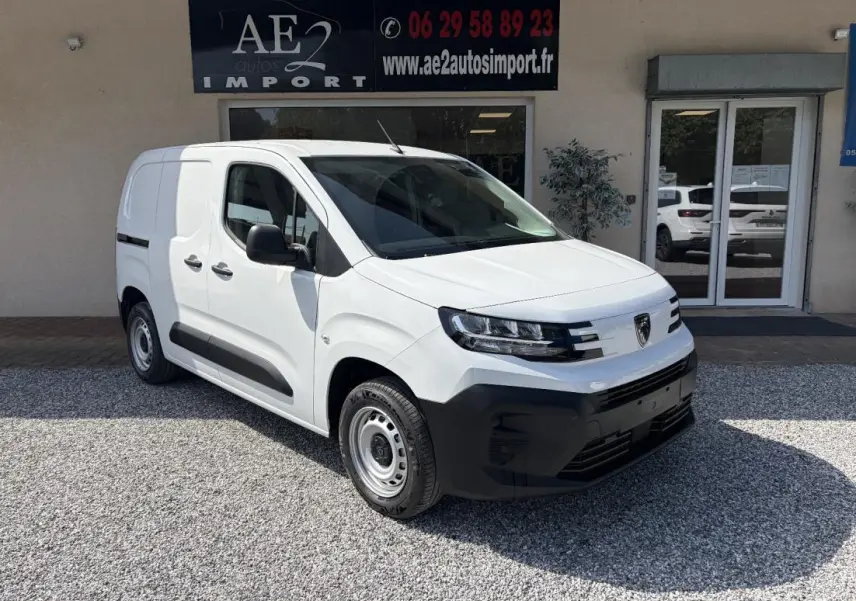 Peugeot Partner blanc en fourgon, vu en 3/4 avant droit, avec calandre noire et jantes acier simples.