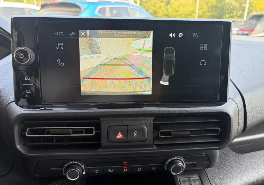 Écran tactile central du Peugeot Partner 2026 montrant la caméra de recul et les commandes de climatisation automatique.