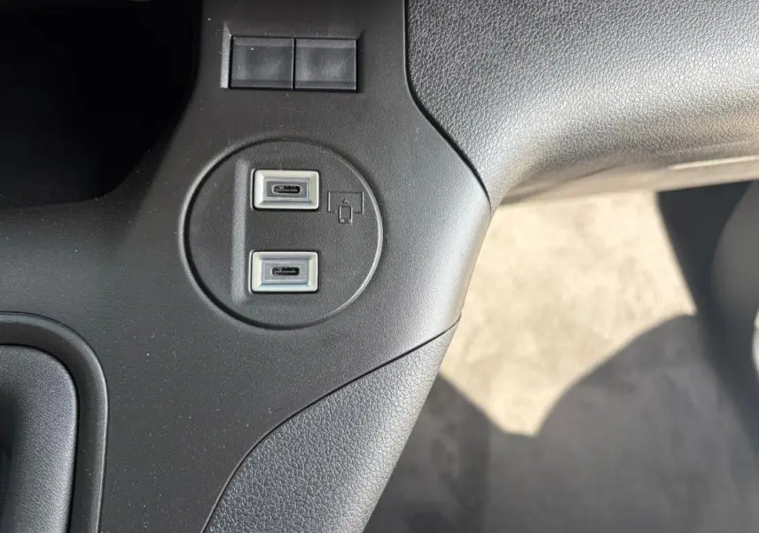 Gros plan sur deux ports USB-C intégrés dans la console centrale noire du Peugeot Partner Fourgon 2026.