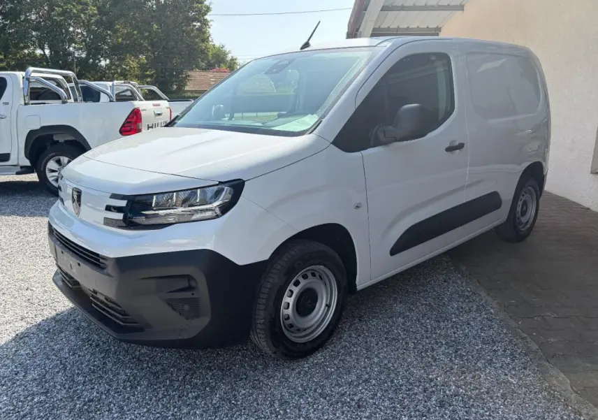 Peugeot Partner fourgon blanc vu en 3/4 avant droit, avec pare-chocs noirs et jantes acier simples.