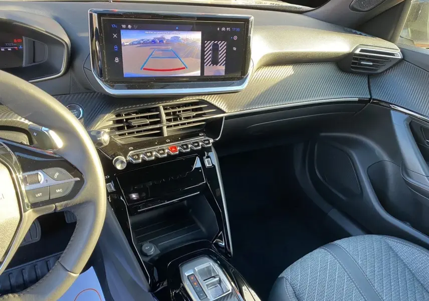 Intérieur du Peugeot 2008 2024, vue du tableau de bord côté conducteur avec écran tactile affichant la caméra de recul.