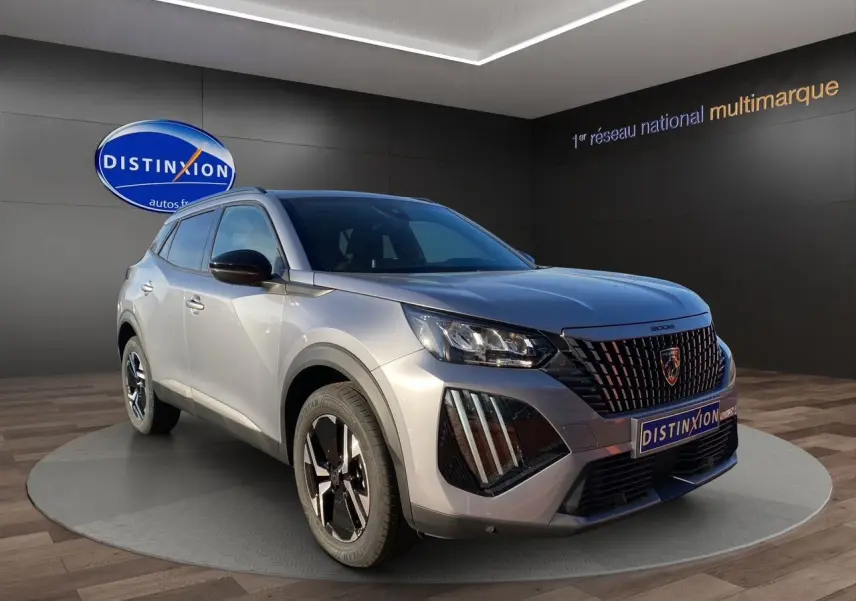 Peugeot 2008 gris Artense en 3/4 avant droit, avec calandre noire et phares LED distinctifs.