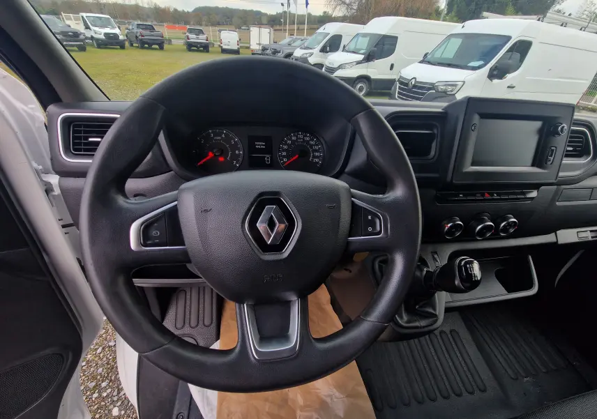 Vue intérieure centrée sur le volant Renault Master blanc 2020, tableau de bord et levier de vitesses manuelle visibles.