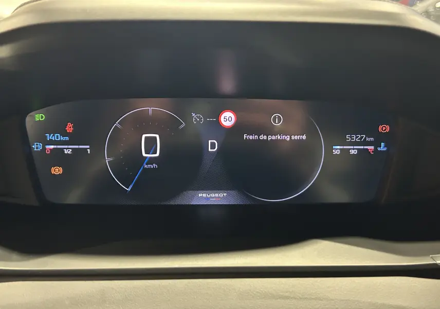 Tableau de bord numérique du Peugeot 2008 Allure Hybrid 145, affichant vitesse, autonomie et alertes.