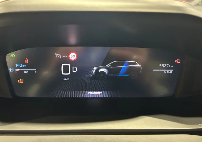 Affichage numérique du tableau de bord Peugeot 2008 Allure Hybrid 145, montrant la vitesse à 0 km/h et l'autonomie restante.