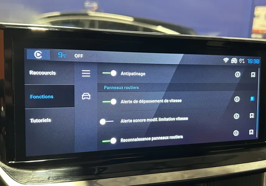 Écran tactile intérieur du Peugeot 2008 Allure Hybrid 145 affichant les réglages d'assistance à la conduite.