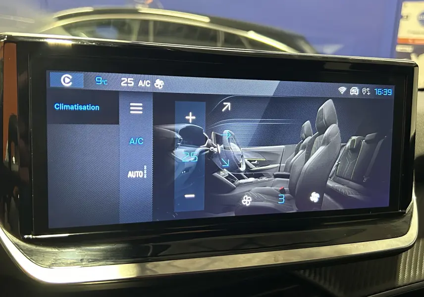 Écran tactile intérieur du Peugeot 2008 Allure Hybrid 145 en vue frontale montrant la gestion de la climatisation.