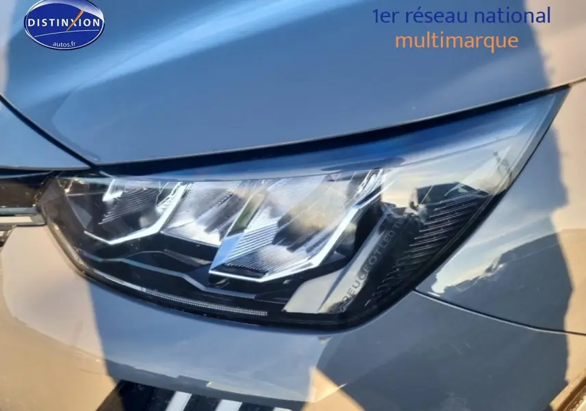 Gros plan sur le phare avant droit gris sellenium de la Peugeot 208 1.2 PureTech 100 Allure 2024.