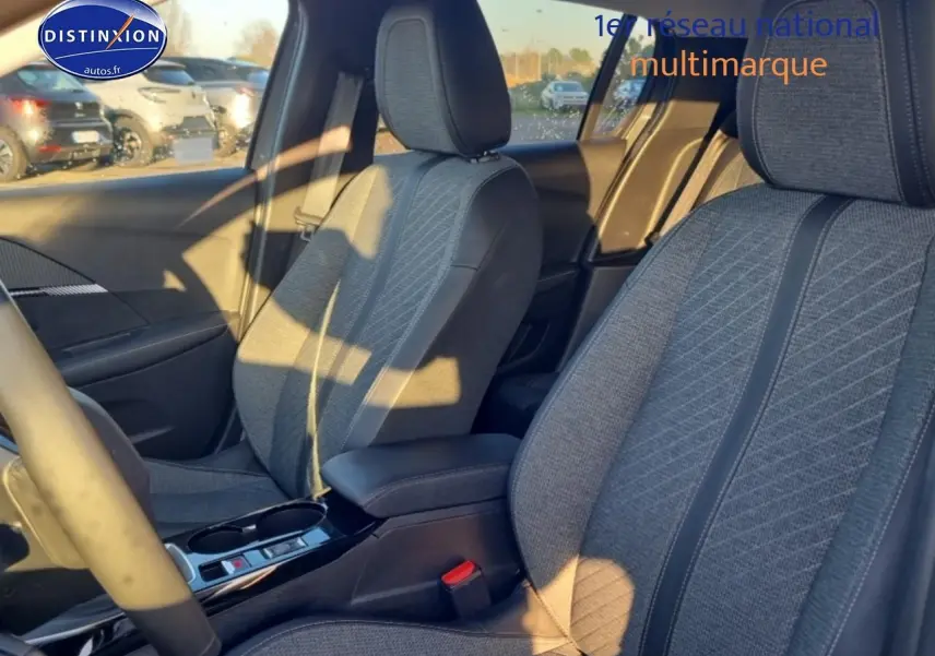 Vue intérieure rapprochée des sièges avant en tissu gris de la Peugeot 208 1.2 PureTech 100 Allure 2024.