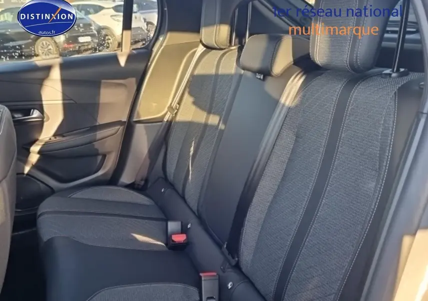 Vue intérieure côté droit sur la banquette arrière grise de la Peugeot 208 1.2 PureTech 100 Allure 2024.