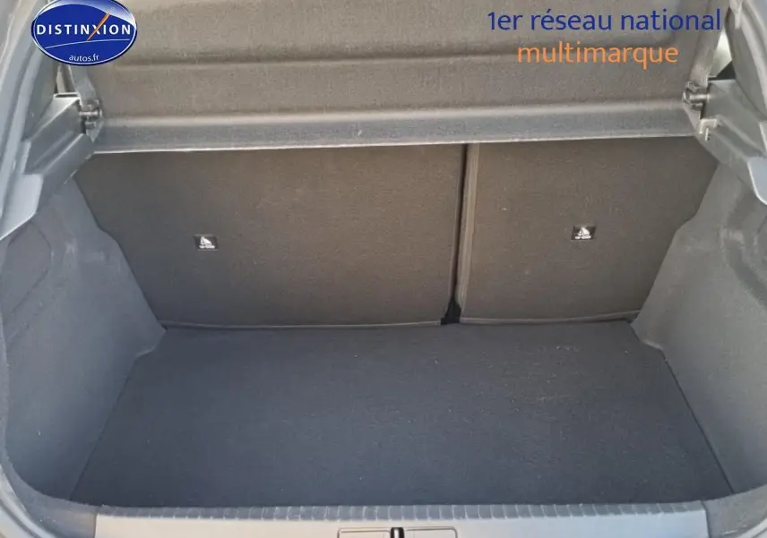 Coffre ouvert vu de face, intérieur spacieux et habillage noir, Peugeot 208 gris sélénite 2024.