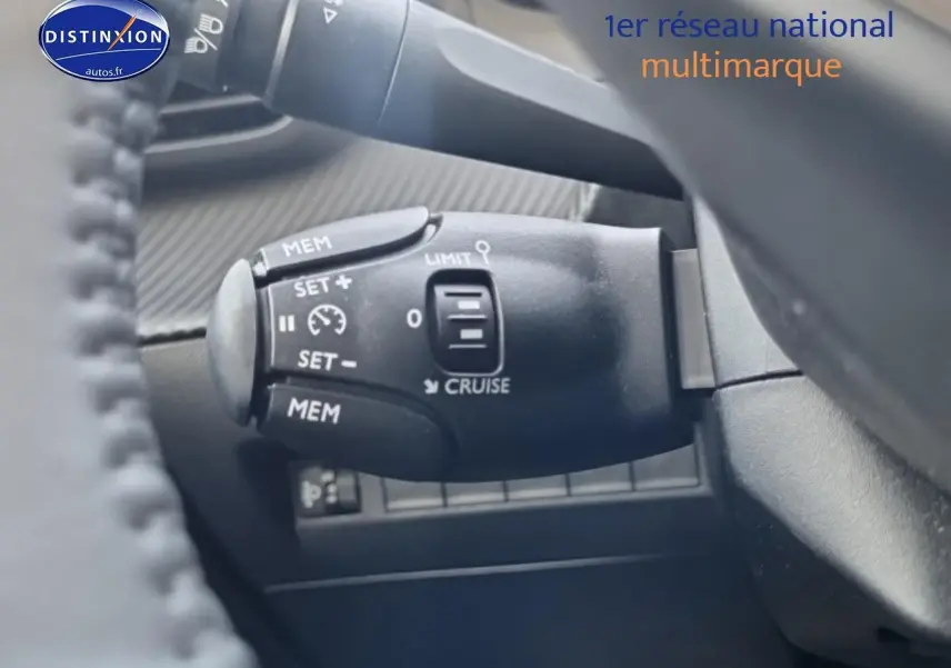 Levier de commande du régulateur de vitesse sur le côté gauche du volant d'une Peugeot 208 gris sélénite.