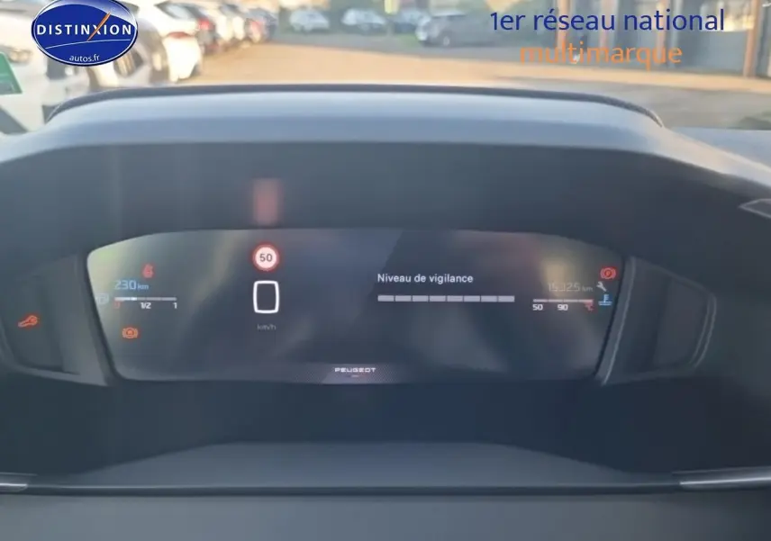 Tableau de bord numérique de Peugeot 208 gris sélénite, affichant la vitesse et le niveau de vigilance.