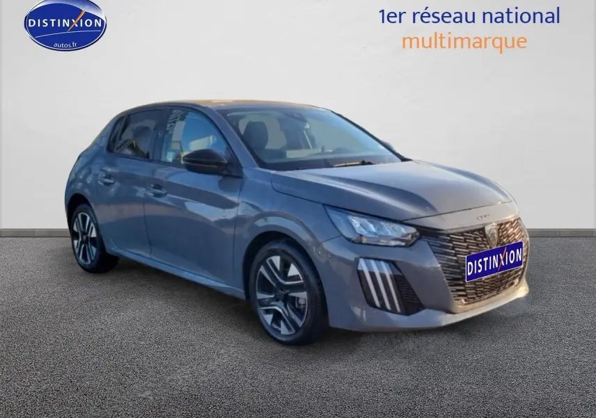 Peugeot 208 1.2 PureTech 100 Allure gris Sélénite en 3/4 avant droit avec jantes alu et phares LED.